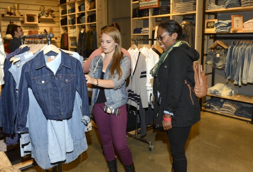 Levi's & 49ers Volunteer To Benefit Teach For America