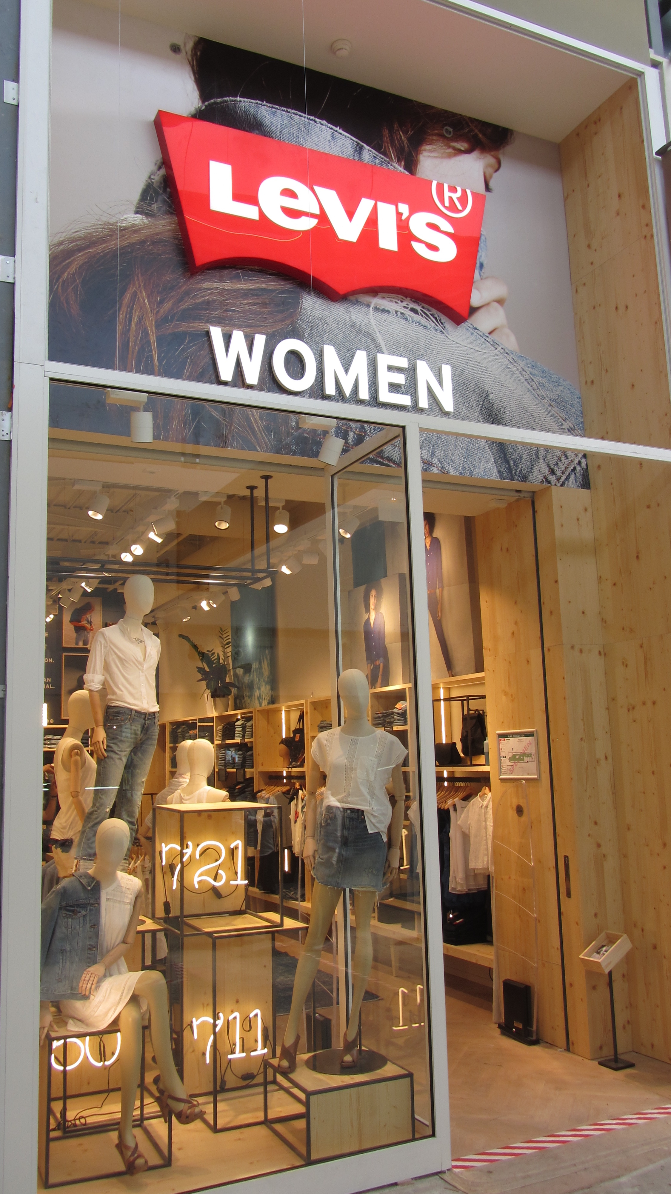 Levi's® Opens Women's-Only in Nice - Levi & : Levi Strauss &