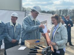 mayor-Stockhoff-and-sophie-ponet-with-time-capsule